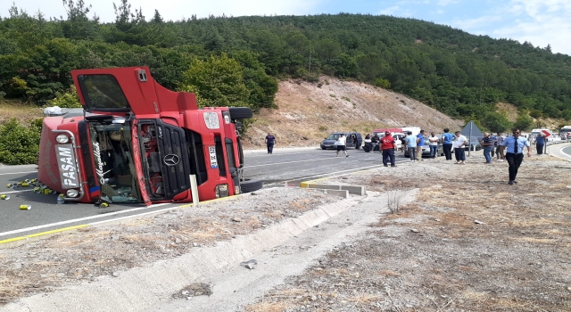 Balıkesir’de konserve kutusu taşıyan tır devrildi
