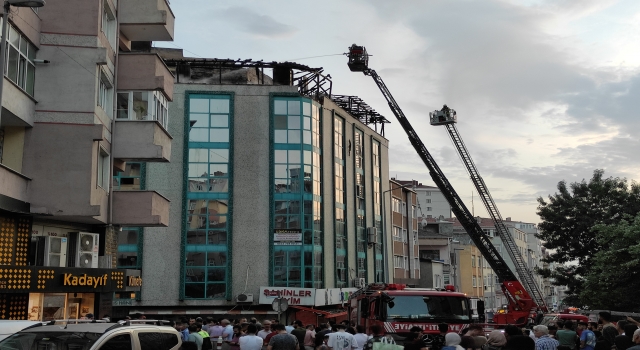 Küçükçekmece’de iş hanında çıkan yangın hasara neden oldu