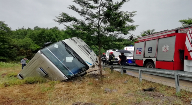 Kocaeli’de midibüsün şarampole devrilmesi sonucu 17 kişi yaralandı