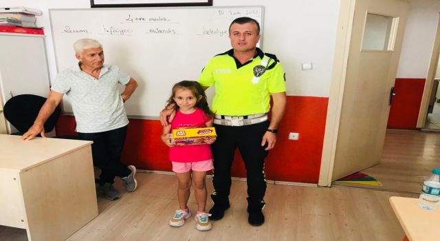 Edirne’de servis denetiminde emniyet kemeri taktığı belirlenen öğrenciler ödüllendirildi