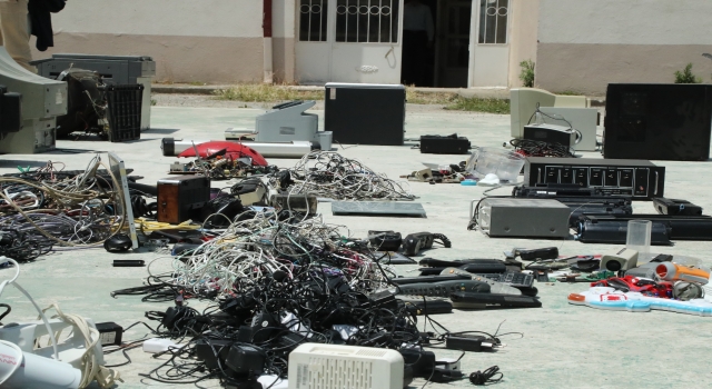Sakarya’da elektronik atık toplayan öğrencilerden geri dönüşüme katkı