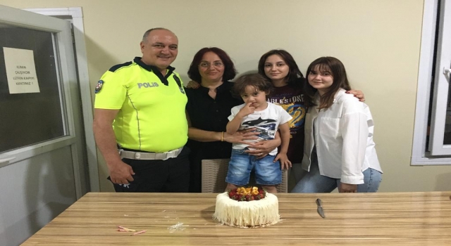 Kocaeli’de ailesinden görevdeki polise doğum günü sürprizi