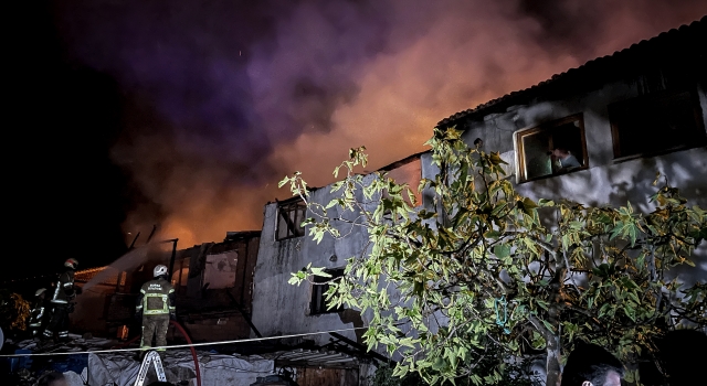 Bursa’da tekstil atölyesinde çıkan yangın 2 eve sıçradı