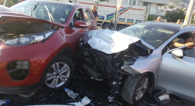 Balıkesir’de üç otomobilin karıştığı kazada 4 kişi yaralandı