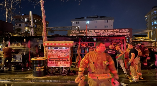 Sultanbeyli’de çıkan yangında bir iş yeri ile 3 araçta hasar oluştu