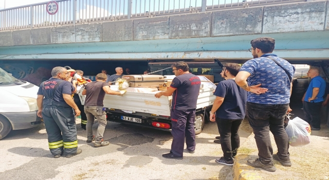 Kocaeli’de kasasında çeyiz bulunan kamyonet alt geçitte sıkıştı