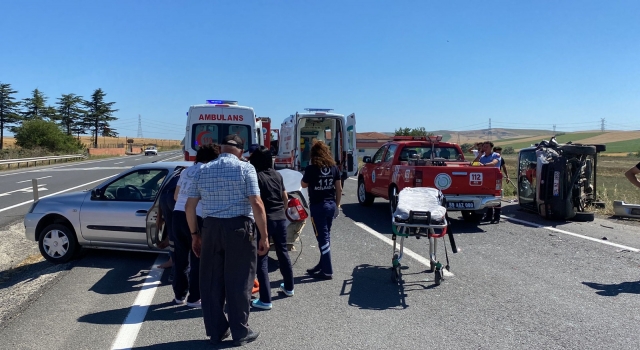 Tekirdağ’da otomobil ile hafif ticari aracın çarpıştığı kazada 5 kişi yaralandı