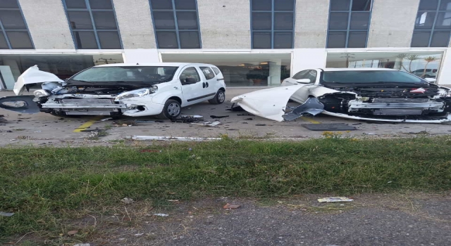 Yalova’da kontrolden çıkan kamyon iş yerine ve iki araca çarptı