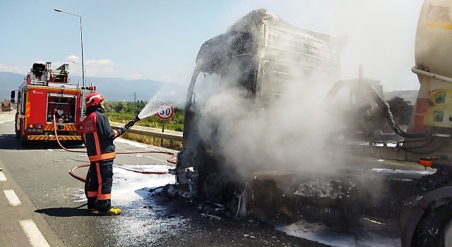 Sakarya’da seyir halindeyken alev alan tanker söndürüldü