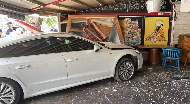 Edirne’de hafif ticari araçla çarpışan otomobilin kafeye girme anı kamerada