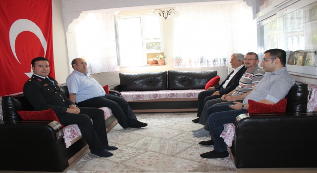 Osmaneli Kaymakamı Ünal ve Belediye Başkanı Şahin, vatandaşlarla bayramlaştı