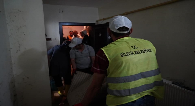 Bilecik’te belediye ekiplerince su baskınları sonrası çalışma yapıldı