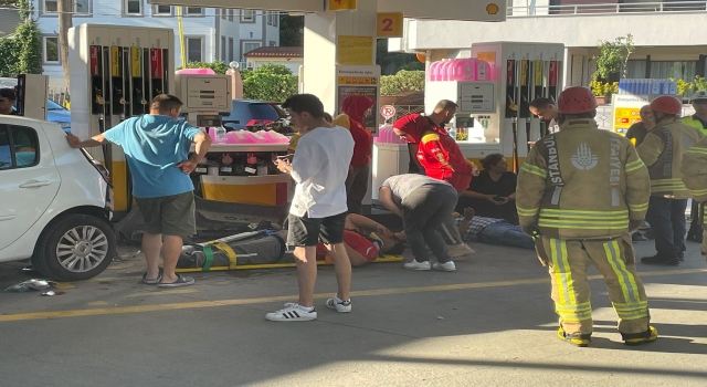 Sarıyer’de kontrolden çıkan araç akaryakıt istasyonuna girdi, 3 kişi yaralandı