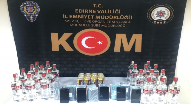 Edirne’de gümrük kaçağı 34 şişe içki ve 50 cep telefonu yakalandı