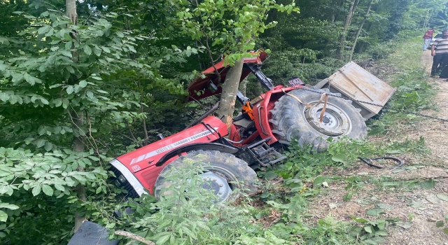 Sakarya’da devrilen traktörün sürücüsü ve oğlu yaralandı