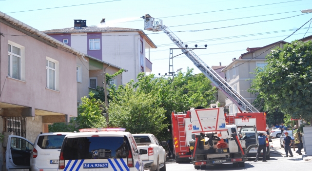 Sultanbeyli’de 3 katlı binada çıkan yangın söndürüldü