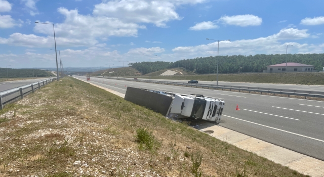 Kuzey Marmara Otoyolu Kocaeli geçişinde tır devrildi