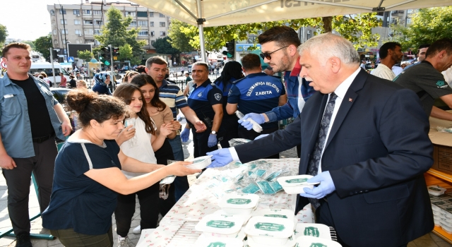 Tekirdağ Valisi Aziz Yıldırım, aşure dağıttı