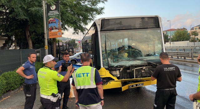 Üsküdar’da kaza yapan İETT otobüsünde hasar oluştu