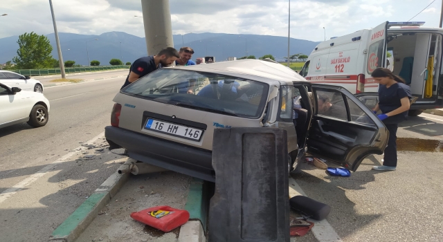 Bursa’da direğe çarpan otomobilin sürücüsü ağır yaralandı