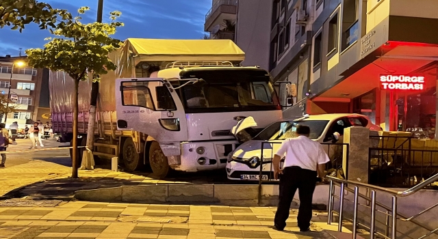 Ümraniye’de freni arızalanan kamyon park halindeki dört araca çarptı