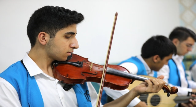 Bursalı imam hatip öğrencileri şehit Eren Bülbül’ü besteyle andı