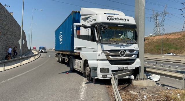 Kocaeli’de yön tabelası direğine çarpan tırın sürücüsü yaralandı