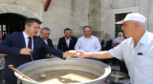 ”Aşçı Yahya Baba”nın mutfağında pişirilen aşure vatandaşlara ikram edildi