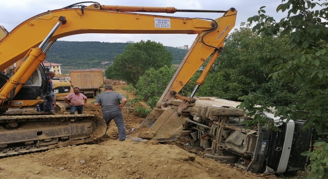 Kocaeli’de devrilen kamyonun sürücüsü yaralandı