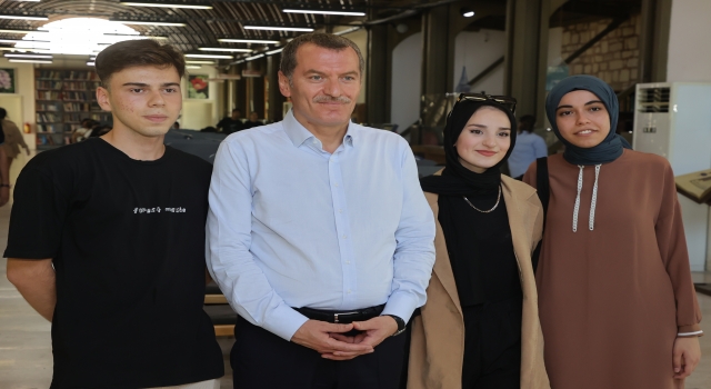 Zeytinburnu Belediyesinden YKS’de başarılı olan öğrencilere ödül