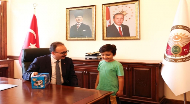 Bilecik’te kaybolduktan sonra Sakarya’da bulunan çocuk, ailesiyle Vali Kızılkaya’yı ziyaret etti