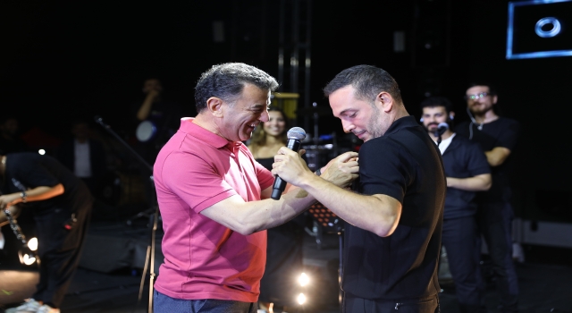 Tekirdağ’da konser veren Oğuzhan Koç’a belediye başkanı düğün takısını sahnede taktı