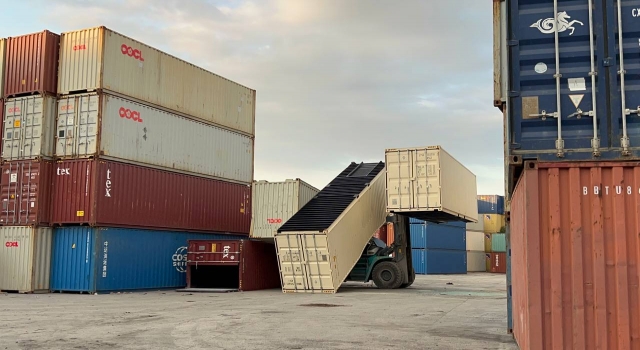 Kocaeli’de konteynerin forkliftin üzerine düşmesi sonucu operatör yaralandı
