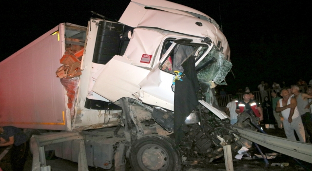 Sakarya’da 2 tırın çarpışması sonucu sürücüler yaralandı