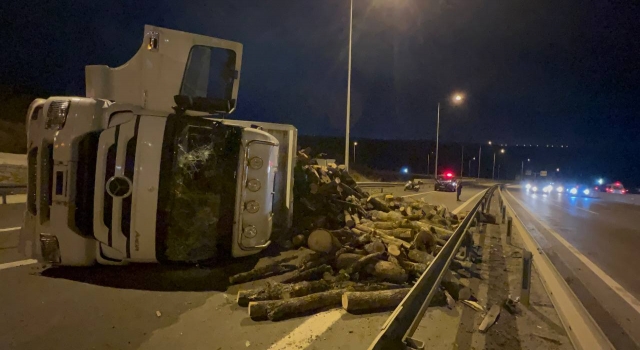 Kocaeli’de odun yüklü tır devrildi
