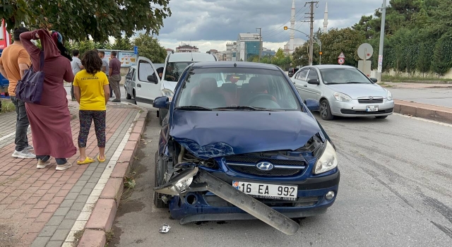 Kocaeli’de 4 aracın karıştığı zincirleme kaza meydana geldi