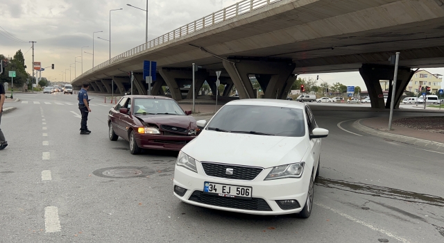 Kocaeli’de iki otomobilin çarpıştığı kazada 1 kişi yaralandı