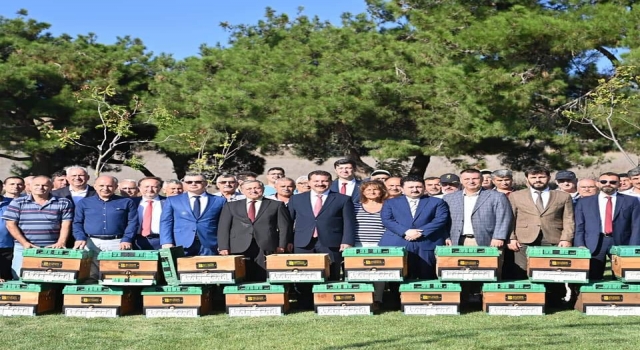 Balıkesir’de arı üreticilerine 3 bin kovan dağıtıldı
