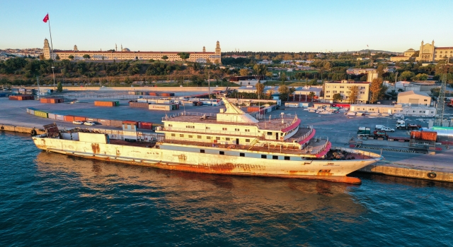 Yunanistan Sahil Güvenlik birimlerinin taciz ateşi açtığı gemi Haydarpaşa Limanı’na yanaştı