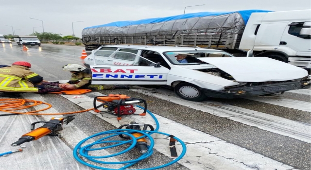 Bursa’da kırmızı ışıkta bekleyen kamyonete otomobil arkadan çarptı, 2 kişi yaralandı