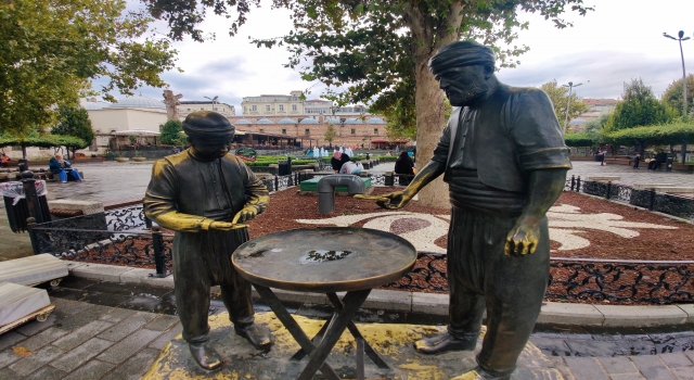 Eminönü Meydanı’ndaki simitçi heykelinin bronz simitleri çalındı