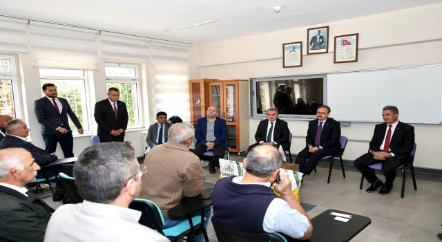 Bozüyük’te çiftçilere kanola tohumu dağıtıldı