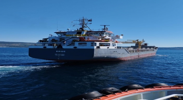 Çanakkale’de makinesi arızalanan gemi demirletildi