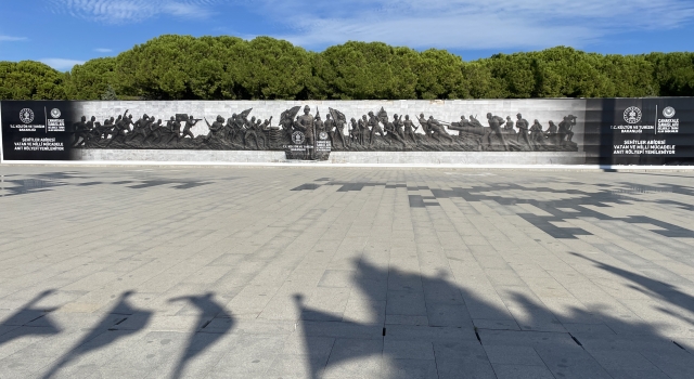 Çanakkale’de bulunan Şehitler Abidesi Tören Alanı’ndaki ”Vatan ve Milli Mücadele Anıt Rölyefi” restore ediliyor