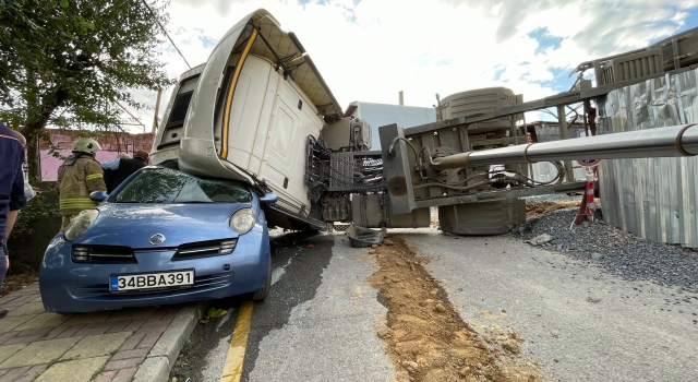 Üsküdar’da hafriyat kamyonu park halindeki otomobilin üzerine devrildi