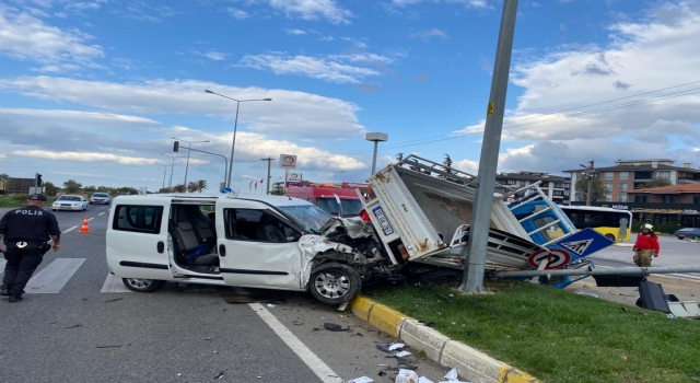 Balıkesir’de göreve giden polisleri taşıyan araç ile kamyonet çarpıştı