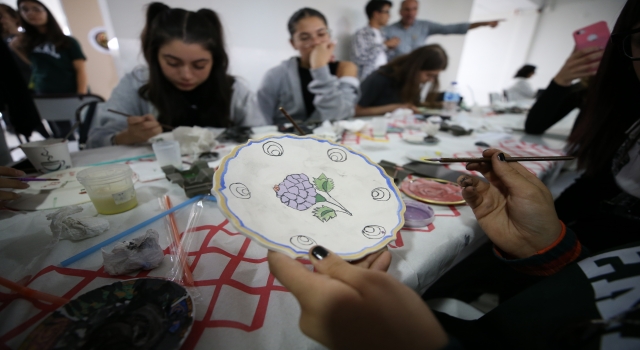 Balıkesir’de misafir Avrupalı öğrenciler geleneksel el sanatlarını öğreniyor