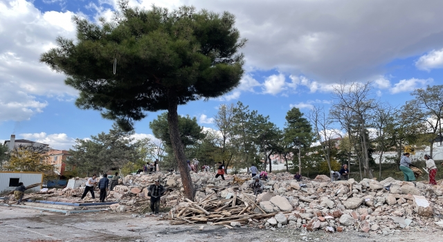 Edirne’de ”riskli bina” olarak belirlenen okul binasının yıkımı tamamlandı