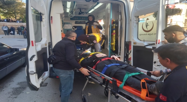 Bilecik’te bir otomobil, motosiklete ardından seyir halindeki otomobile daha sonra aydınlatma direğine çarptı