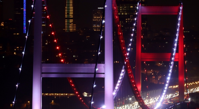 İstanbul’da köprüler KKTC bayrağının renklerine büründü